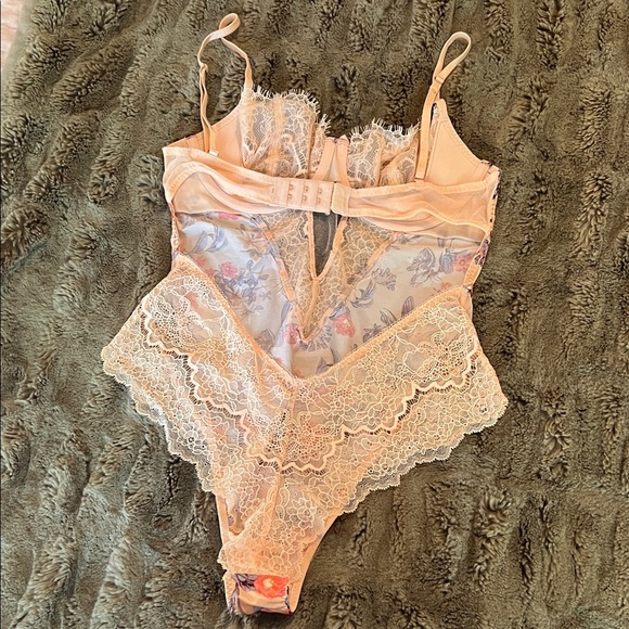 Floral Lace Teddy Bodysuit in Blush Apricot size small - Victoria Secret - Picture 5 of 9
